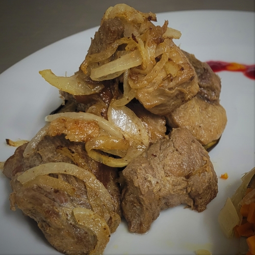 Masas de cerdo fritas encebolladas